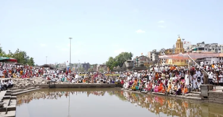 People around a kund