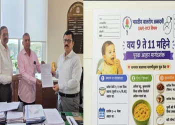 Navi Mumbai Municipal Corporation Additional Commissioner Sunil Pawar accepts a memorandum regarding the Vashi Hospital leaflet