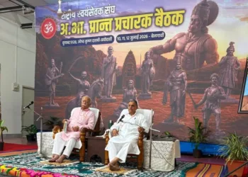 (Left) RSS Sarsanghchalak Dr Mohan Bhagwat (Right) RSS Sarkaryavah Dattatreya Hosabale Ji