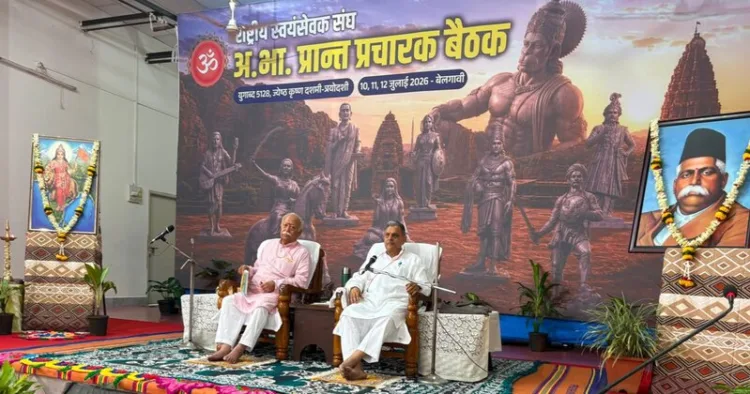 (Left) RSS Sarsanghchalak Dr Mohan Bhagwat (Right) RSS Sarkaryavah Dattatreya Hosabale Ji
