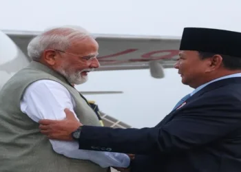 Prime Minister Narendra Modi was recieved at the airport by the Indonesian President Prabowo Subianto
