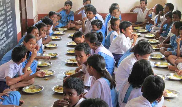 Students having mid-day meal at a government school (File Photo for representation)