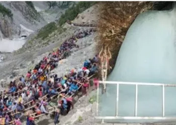 Devotees on their way to worship at Amarnath cave