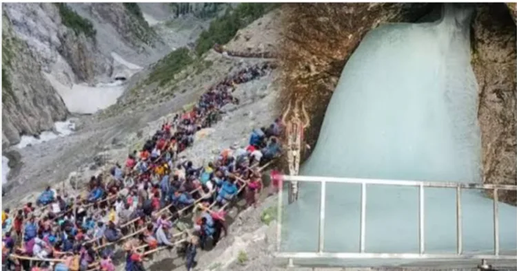 Devotees on their way to worship at Amarnath cave
