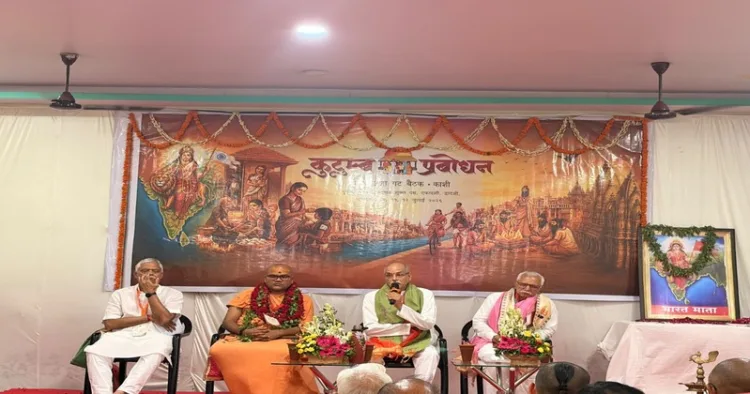 Bharatiya Kutumb Prabodhan Sanyojak of RSS Ravindra Joshi addressing the gathering