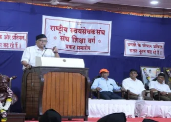 Akhil Bharatiya Karyakarini Sadasya Bhaiyyaji Joshi addressing the gathering