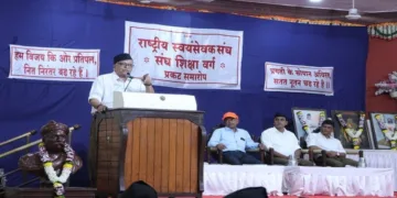Akhil Bharatiya Karyakarini Sadasya Bhaiyyaji Joshi addressing the gathering