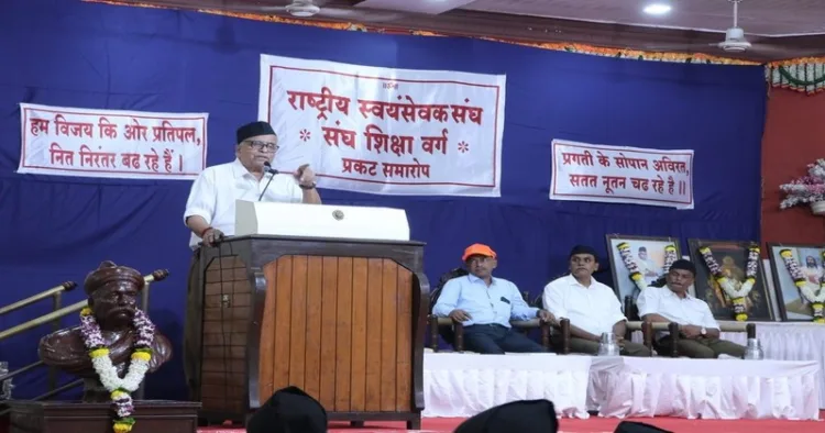 Akhil Bharatiya Karyakarini Sadasya Bhaiyyaji Joshi addressing the gathering