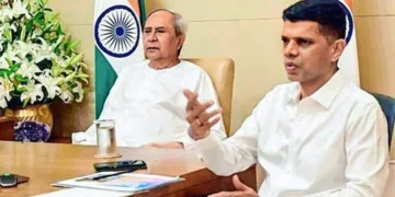 Former IAS V.K. Pandian (Right) has been asked to appear before a police team investigating the disappearance of two inquiry reports