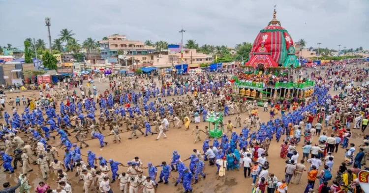 Caption : The Dakshina Moda ritual of Chariots in Puri Grand Road