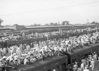 Sindhis fleeing on the roof top of the train after partition (File Image)