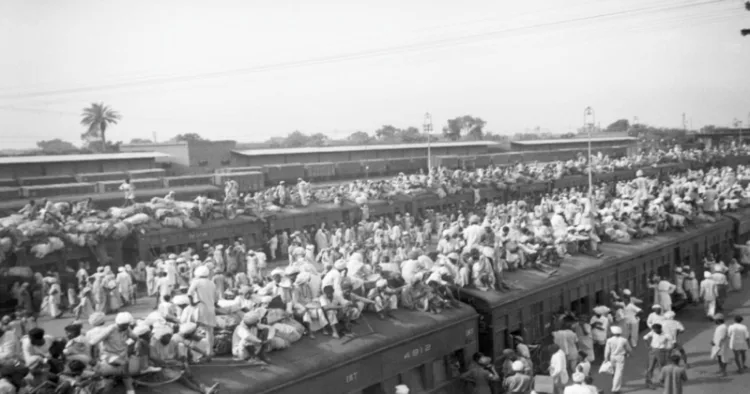 Sindhis fleeing on the roof top of the train after partition (File Image)