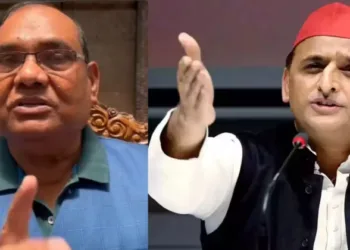 (Left) Former DGP of UP Brij Lal (Right) Samajwadi Party leader Akhilesh Yadav