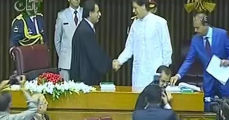 Imran, Bilawal shake hands as Parliament members take oath (File Image)