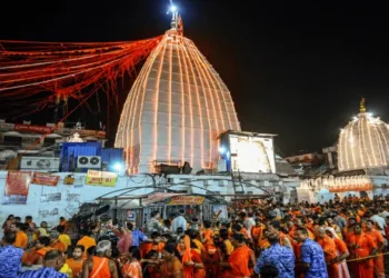Devotees throng Baba Baidyanath Dham in Deoghar