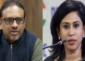 Shivakumar GV (Left) tears into Shama Mohamed (Right) over Gayatri Mantra remark