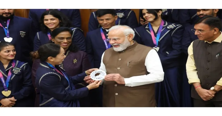 OM Modi with the winning contingent of the Commonwealth Games team