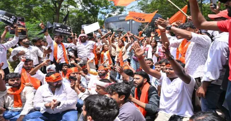 ABVP protests outside Jharkhand Assembly against lathicharge on students