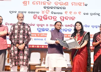 CM Mohan Charan Majhi presents appointment letters at the 17th Recruitment Fair held at the Agricultural Education Sadan on the OUAT campus in Bhubaneswar.