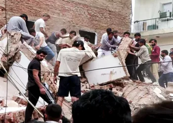 New Delhi, Sep 06 (ANI): People remove debris during a rescue operation at the site of a building collapse near Satya Niketan in South-West Delhi, in New Delhi on Sunday. (ANI Video Grab)