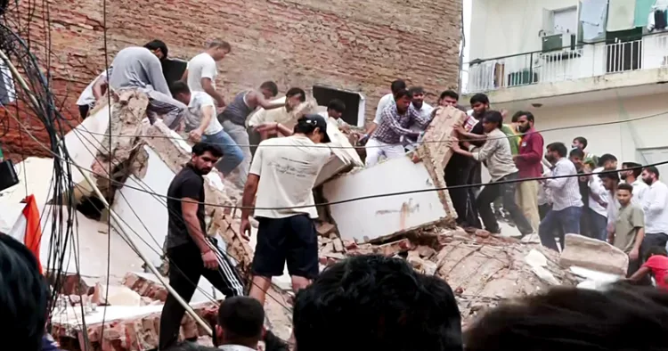 New Delhi, Sep 06 (ANI): People remove debris during a rescue operation at the site of a building collapse near Satya Niketan in South-West Delhi, in New Delhi on Sunday. (ANI Video Grab)