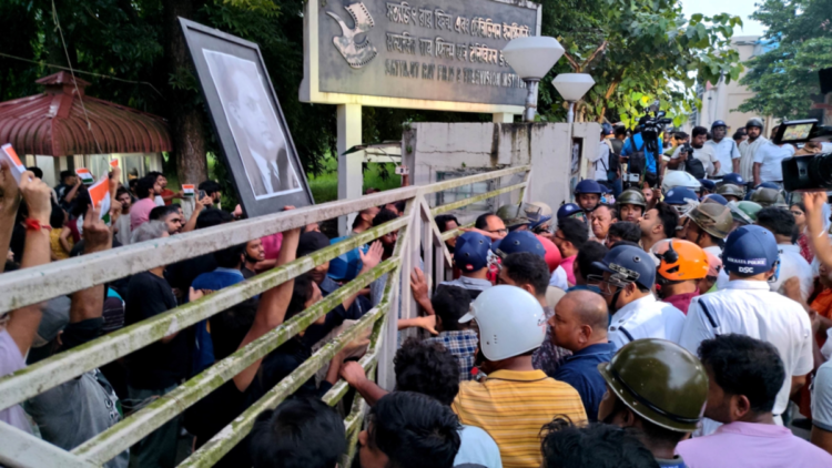 A clash erupted at Kolkata’s SRFTI after students disrupted an ABGP programme