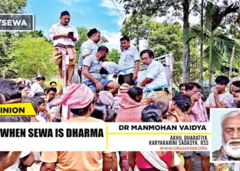 RSS voluneterss distributing food during Assam flood