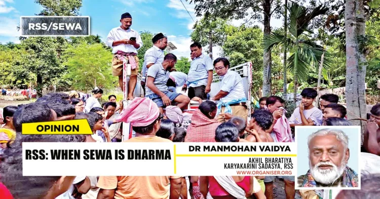 RSS voluneterss distributing food during Assam flood