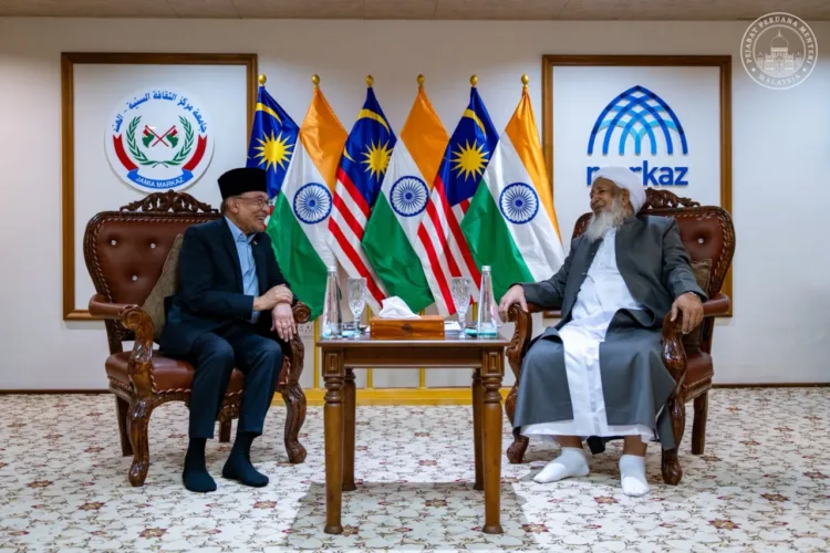 Malaysian Prime Minister Anwar Ibrahim meeting with Indian Grand Mufti Kanthapuram AP Aboobacker Musliyar in Keralam