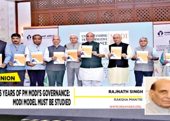 Rakshan Mantri Rajnath Singh and President of The Asiatic Society, Mumbai and former Rajya Sabha MP Vinay Sahasrabuddhe during the launch of ‘Understanding Transformative Governance | Modi@25’ Fellowship in New Delhi
