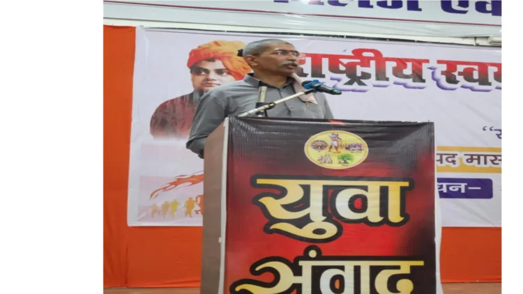 RSS Akhil Bharatiya Sah-Bauddhik Shikshan Pramukh Deepak Vispute addressing the gathering