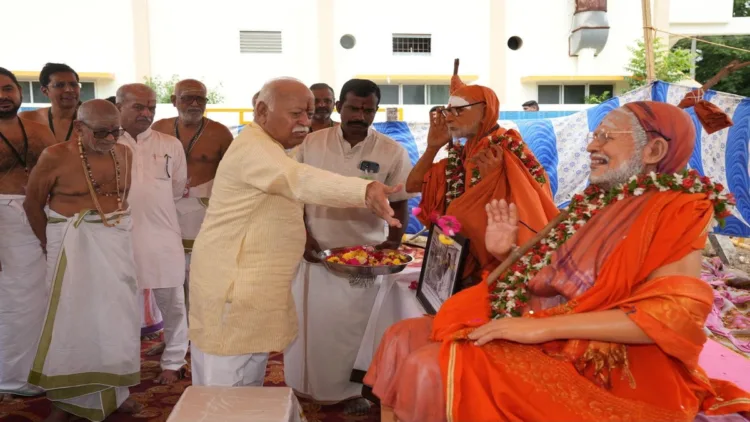 RSS Sarsangchalak Dr Mohan Bhagwat visited the Kanchi Acharyas at Orikkai and participated in Vedic rituals