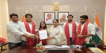 ABVP-led DUSU submits memorandum to Chief Minister on construction of hostels, safety audits, women’s safety and compensation for families affected by Satya Niketan incident