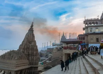 At Manikarnika Ghat, Ratneshwar Mahadev Mandir’s lean meets the repeating geometry of its Nagara-style spire