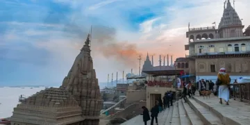 At Manikarnika Ghat, Ratneshwar Mahadev Mandir’s lean meets the repeating geometry of its Nagara-style spire