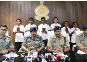 Six Maoists Carrying Rs 35 Lakh Reward Surrender in Bijapur