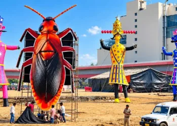 Delhi burnt a 30-foot cockroach effigy alongside Ravana on Dussehra amid CJP protests