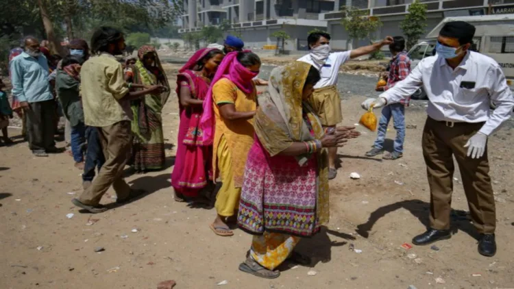 RSS karyakartas helping the people during the time of Covid 19