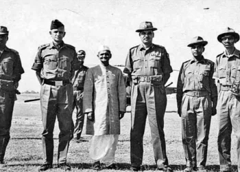 Former Prime Minister Lal Bahadur Shastri with Bharatiya Jawans