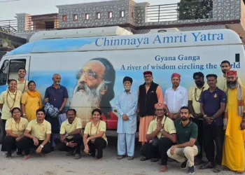 Chinmaya Amrit Yatra meets Param Vir Chakra awardee Captain Bana Singh, highlighting his courage, simplicity and love for Bharat