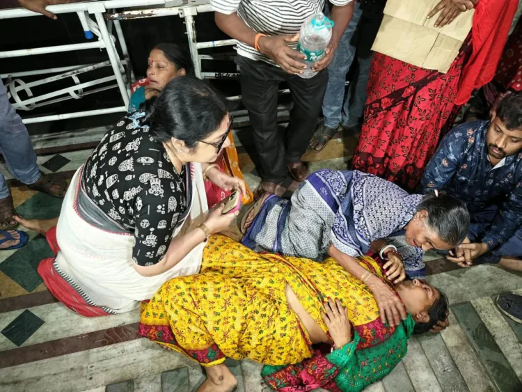 BJP leader Locket Chatterjee tries to console the family of the deceased (Photo: Shrabana Chatterjee)