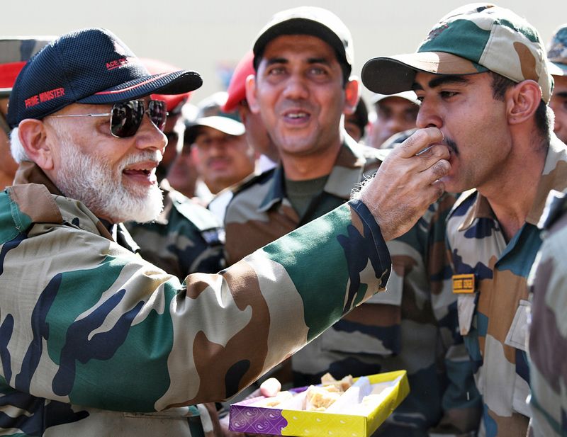 Modi with Soldiers_1 