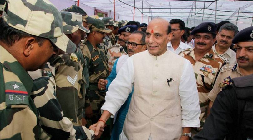 Rajnath with Soldiers_1&n